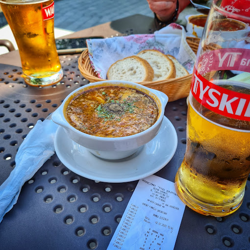 Zupa gulaszowa z chlebem i piwem Tyskie