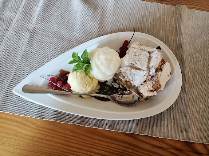 Szarlotka z lodami i bitą śmietaną