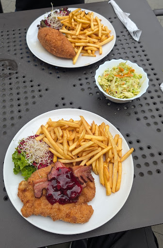 Kotlet schabowy z żurawiną i frytkami