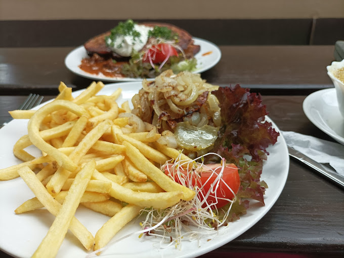 Karkówka z grillowaną cebulą i frytkami