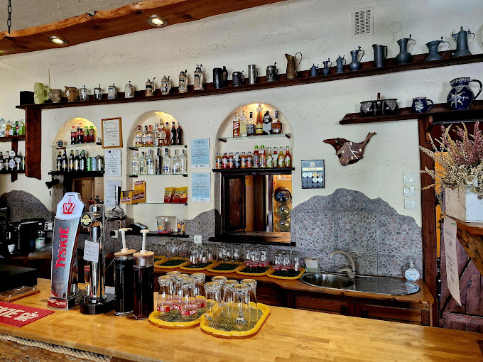 Bar z kolekcją cynowych dzbanów